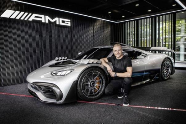 Formel 1 Fahrer Valtteri Bottas informiert sich über den aktuellen Entwicklungsstand des Mercedes-AMG ONE